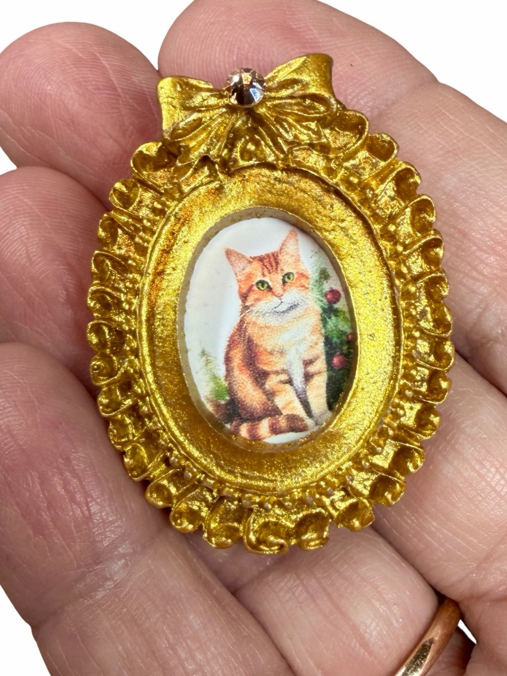 Tiny Framed Ginger Tabby Christmas Cat Refrigerador Magnet with Crystal Detail